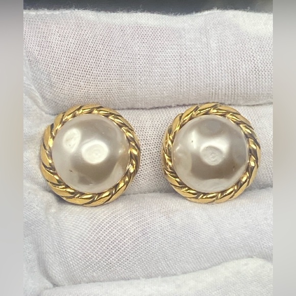 Chanel Vintage 1985 Gold Tone Faux Pearl Clip Earrings - Picture 11 of 16